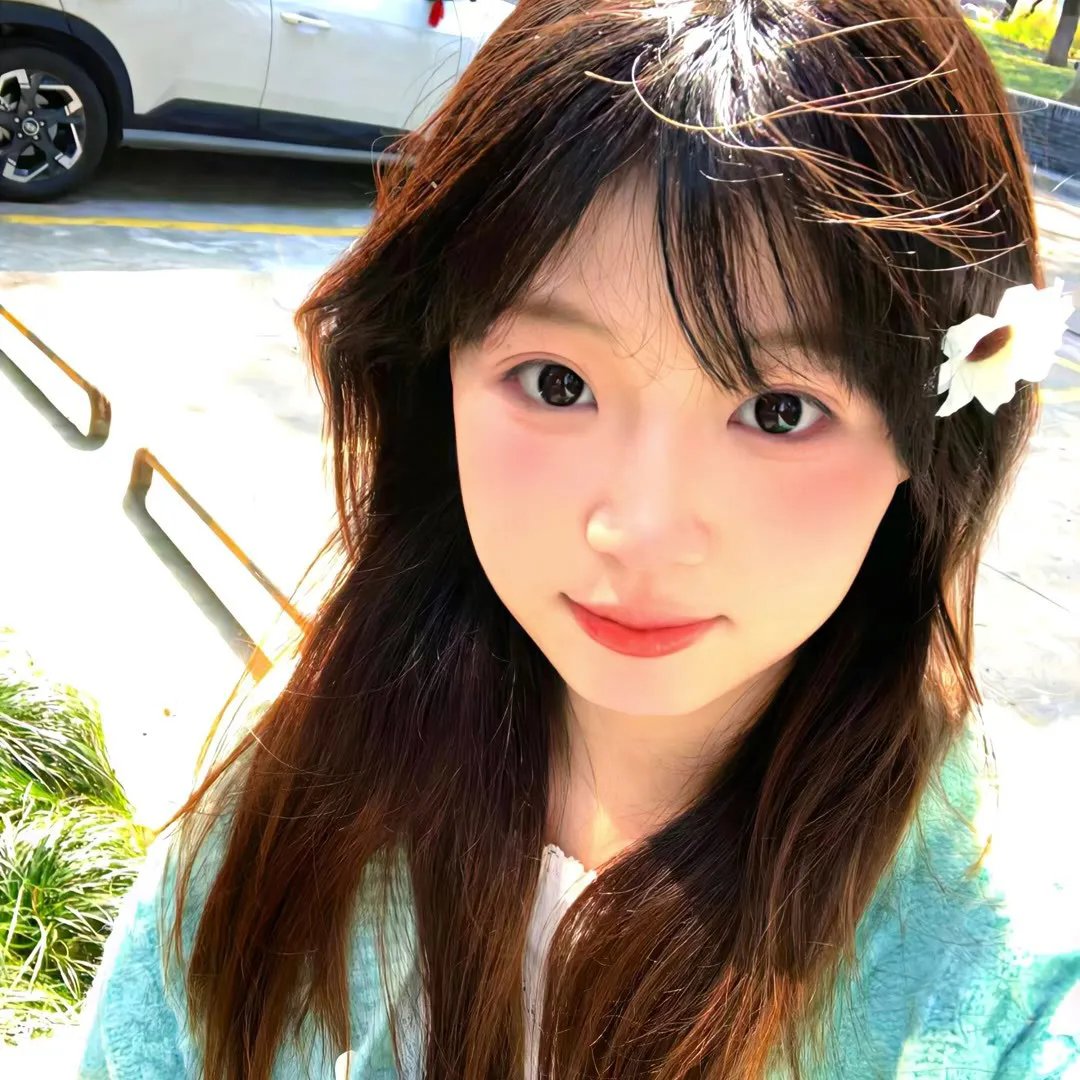 与一位女士合影
